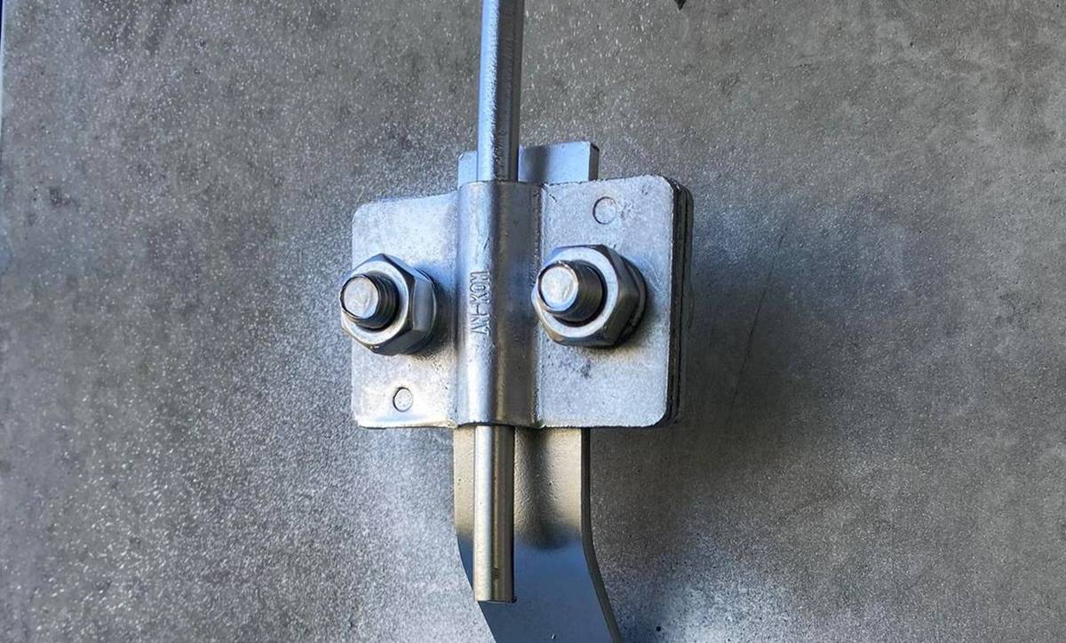 Złącze odgromowe mocujące przewód instalacji odgromowej do ściany budynku