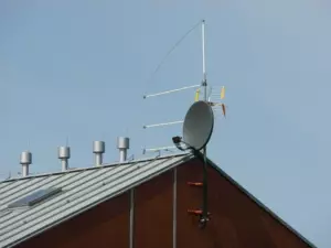 insulated protection of the antenna mast